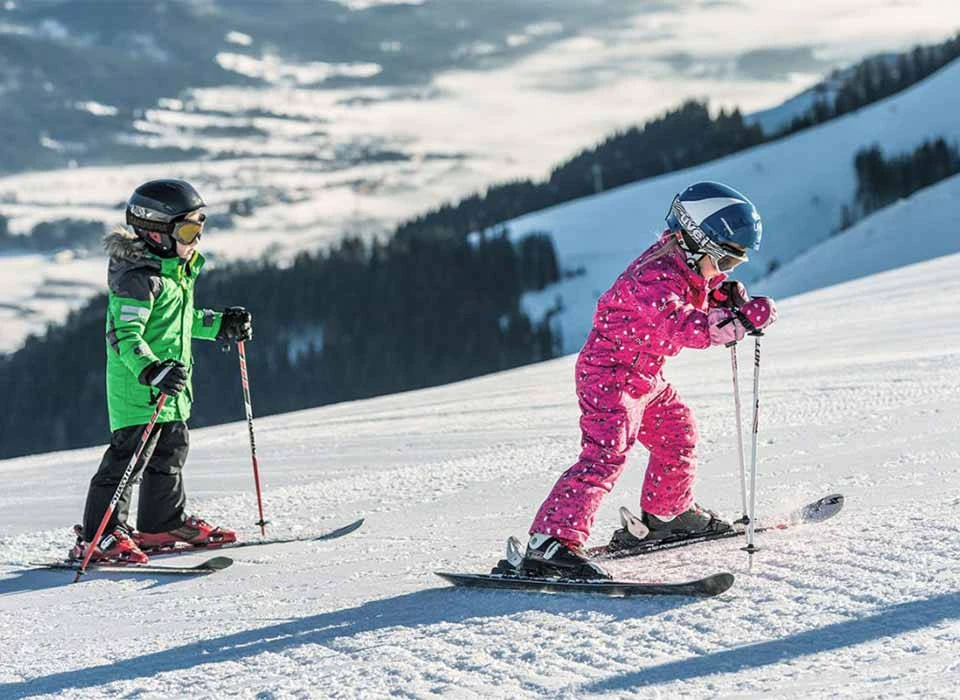 Kinder beim Skifahren am Wilden Kaiser